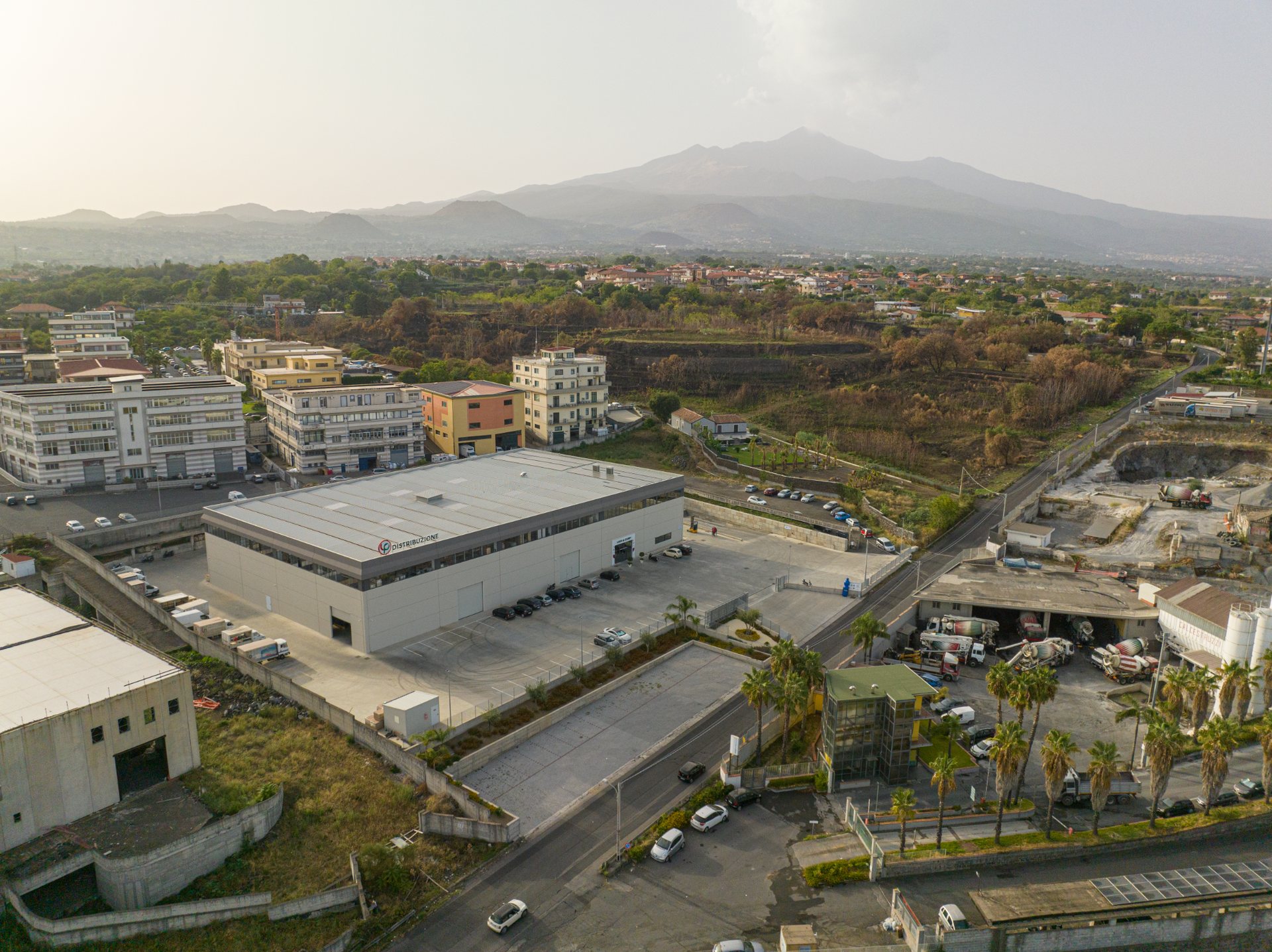 Sede LP Distribuzione Bevande ad Aci Sant’Antonio con vista sull’Etna